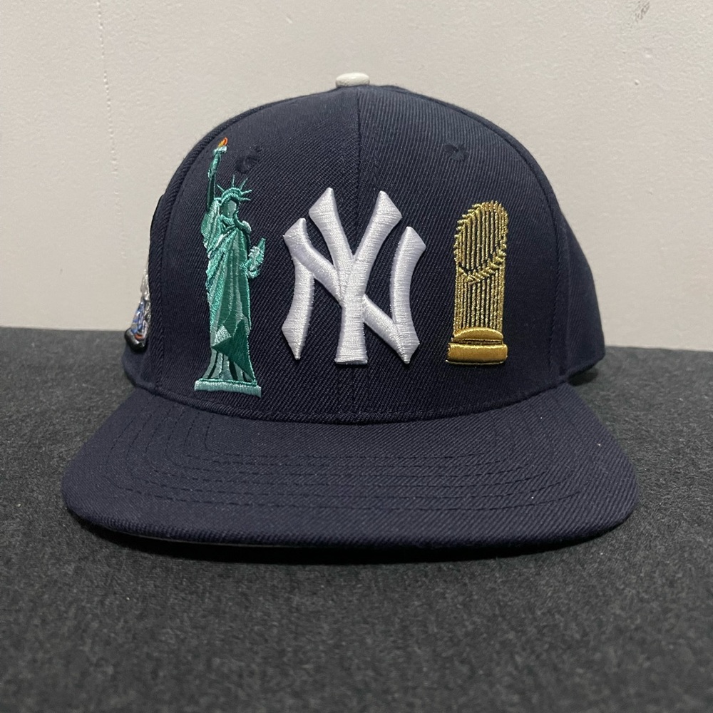 Yankee snapback 
Pro Standard hat subway series 2000 Lady Liberty